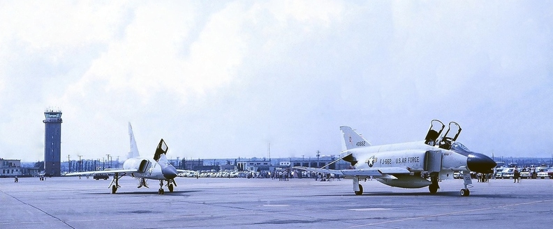 539FIS F-106 and-F-4 Lincoln AFB Airshow 1965.jpg